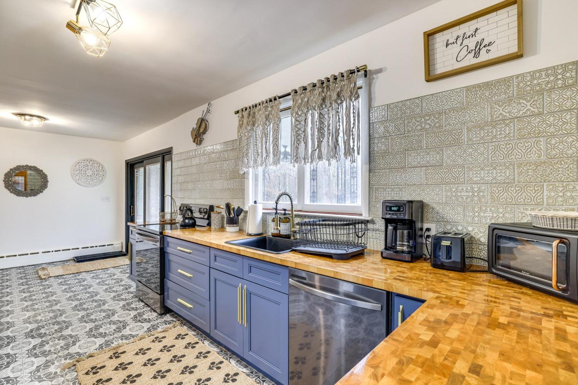 Charming With Game And Private Pool!